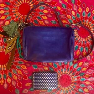 Electric blue Amanda Smith leather purse. Measures approximately 8 x 6“. EUC